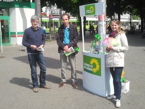 Olaf Meister, Gregor Zündorf und Levke Feddersen am IDAHO-Wahlkampfstand.