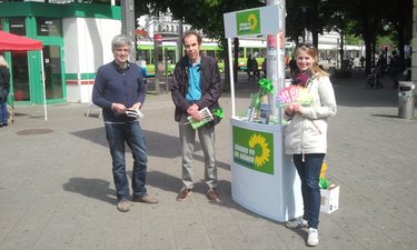 Olaf Meister, Gregor Zündorf und Levke Feddersen am IDAHO-Wahlkampfstand.