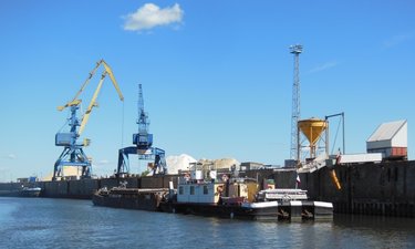 Magdeburger Hafenbecken mit Schiff mit Kaimauer und Kränen.