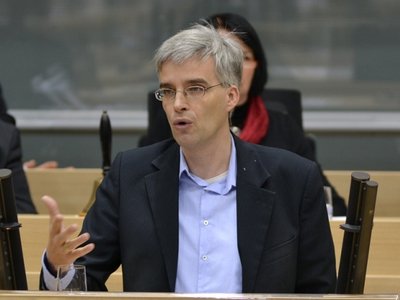 Olaf Meister bei seiner Rede am Pult im Landtag.