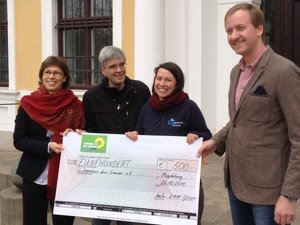 Dorothea Frederking, Olaf Meister, Franka Kretschmer und Sören Herbst bei der Scheckübergabe vor dem Landtag.