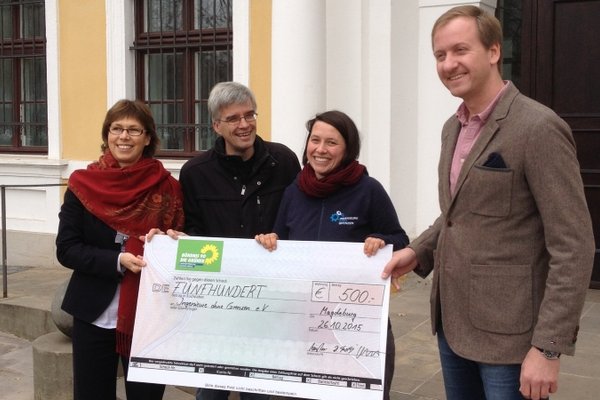 Dorothea Frederking, Olaf Meister, Franka Kretschmer und Sören Herbst bei der Scheckübergabe vor dem Landtag.