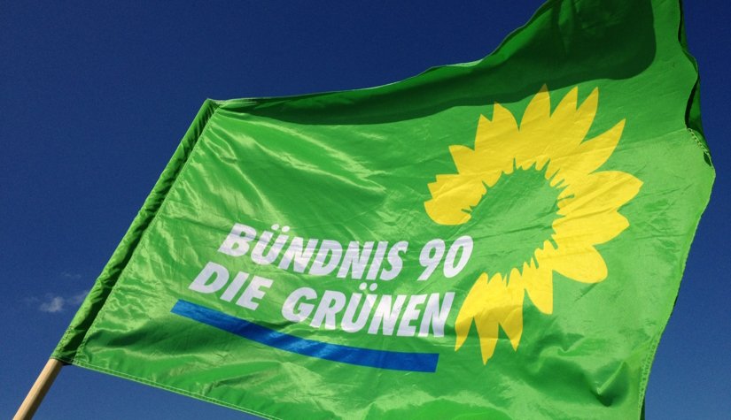 Grüne Fahne weht im Wind.