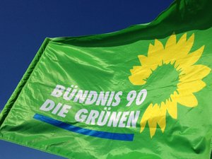 Grüne Fahne weht im Wind.