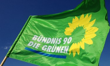 Grüne Fahne weht im Wind.