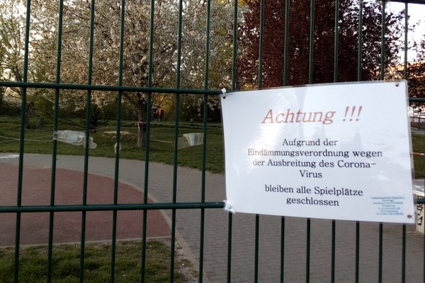 Gitter am Spielplatz Schrote/Europaring mit dem Sperrschild.