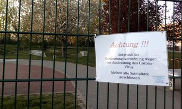 Gitter am Spielplatz Schrote/Europaring mit dem Sperrschild.