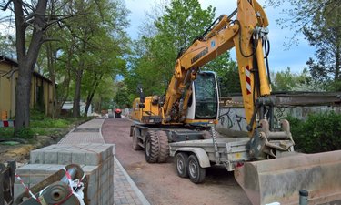 Bagger steht beim Ausbau der Straße zum Turmpark auf der Straße.