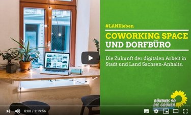 Startbild des Webinars zum CoWorking im Ländlichen Raum. Schreibtisch mit Computer und Topfpflanzen vor einem Fenster.