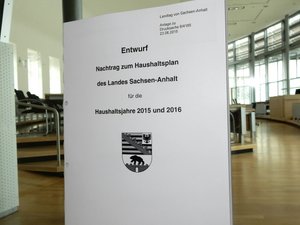 Titelblatt des Nachtragshaushaltes vor dem Plenum.