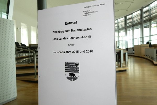 Titelblatt des Nachtragshaushaltes vor dem Plenum.