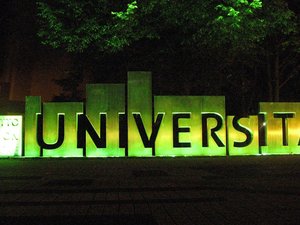 Schriftzug OVGU Universität grün beleuchtet