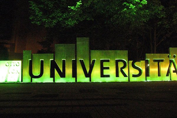 Schriftzug OVGU Universität grün beleuchtet