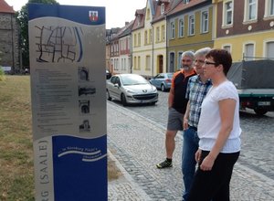 Bürgermeisterin Susan Falke (v.r.) zeigt Olaf Meister MdL (GRÜNE) und Uwe Schlegel (ADFC) eine von 6 touristischen Infosäulen.