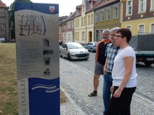 Bürgermeisterin Susan Falke (v.r.) zeigt Olaf Meister MdL (GRÜNE) und Uwe Schlegel (ADFC) eine von 6 touristischen Infosäulen.