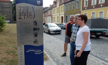 Bürgermeisterin Susan Falke (v.r.) zeigt Olaf Meister MdL (GRÜNE) und Uwe Schlegel (ADFC) eine von 6 touristischen Infosäulen.