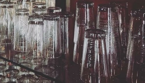 Symbolbld Gläser in einem Gaststättenregal