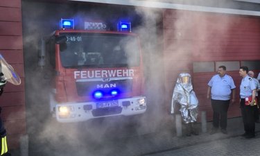 Neues Feuerwehr fährt aus dem Feuerwehrhaus Beyendorf-Sohlen.