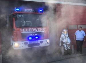 Neues Feuerwehr fährt aus dem Feuerwehrhaus Beyendorf-Sohlen.