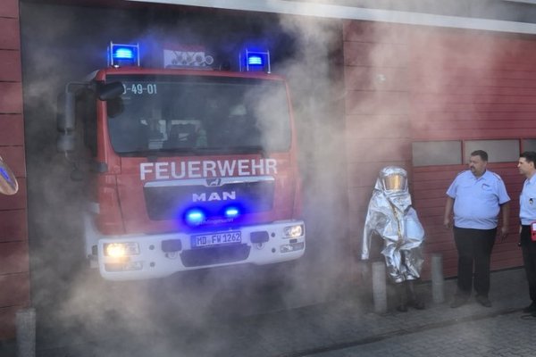 Neues Feuerwehr fährt aus dem Feuerwehrhaus Beyendorf-Sohlen.