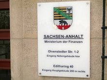 Eingang Finanzminiserium Olvenstedter Str 1-2