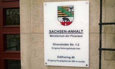 Eingang Finanzminiserium Olvenstedter Str 1-2