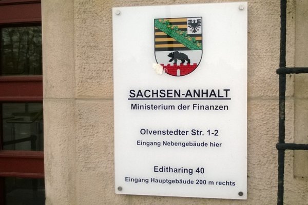 Eingang Finanzminiserium Olvenstedter Str 1-2