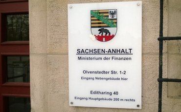 Eingang Finanzminiserium Olvenstedter Str 1-2