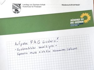 Grüner Notizzettel mit Aufgaben zur Änderung des FAG.