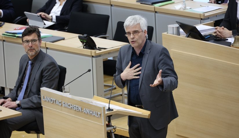 Olaf Meister am Rednerpult im Landtag.