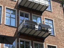 Wohngebäude mit Außenbalkon und Solarbalkonkraftwerk