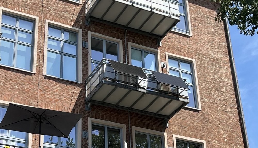 Wohngebäude mit Außenbalkon und Solarbalkonkraftwerk