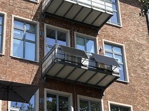 Wohngebäude mit Außenbalkon und Solarbalkonkraftwerk