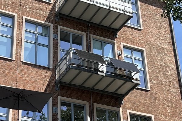 Wohngebäude mit Außenbalkon und Solarbalkonkraftwerk