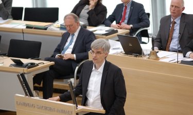 Olaf Meister am Redepult im Landtag.