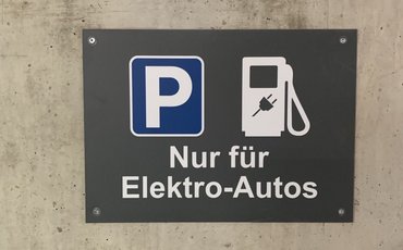 Schild Parkplatz Nur E-Autos