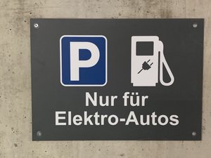 Schild Parkplatz Nur E-Autos