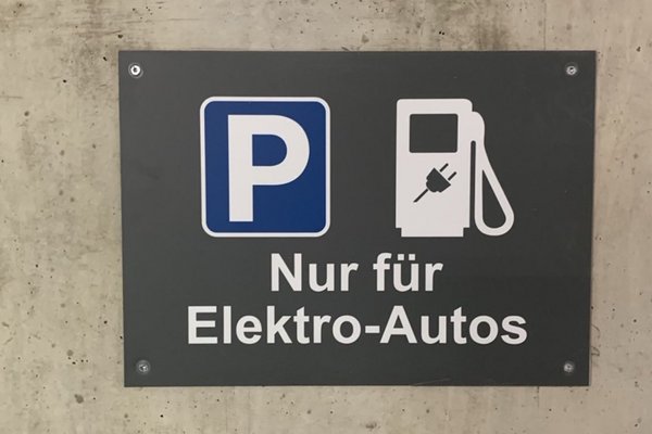 Schild Parkplatz Nur E-Autos