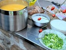 Küche mit geschnippeltem Gemüse.