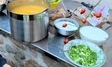 Küche mit geschnippeltem Gemüse.