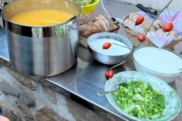 Küche mit geschnippeltem Gemüse.