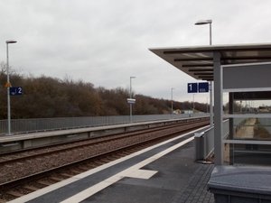 Bahnsteig und Gleise am Haltepunkt Bernburg-Roschwitz.
