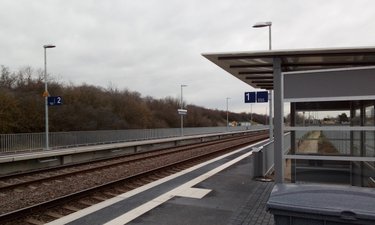 Bahnsteig und Gleise am Haltepunkt Bernburg-Roschwitz.