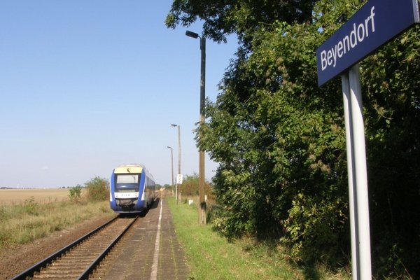 Zug fährt in den Haltepunkt Beyendorf ein.