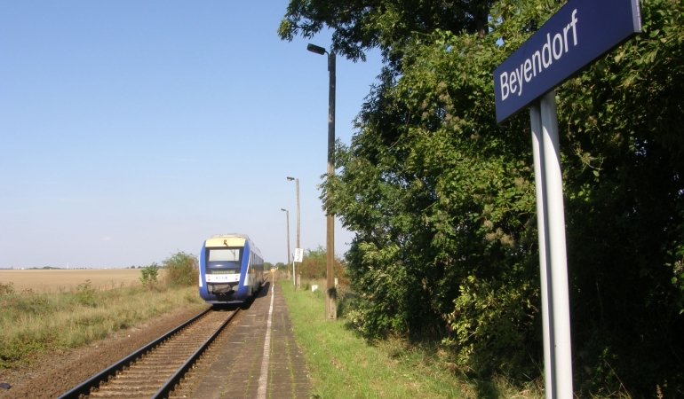 Zug fährt in den Haltepunkt Beyendorf ein.