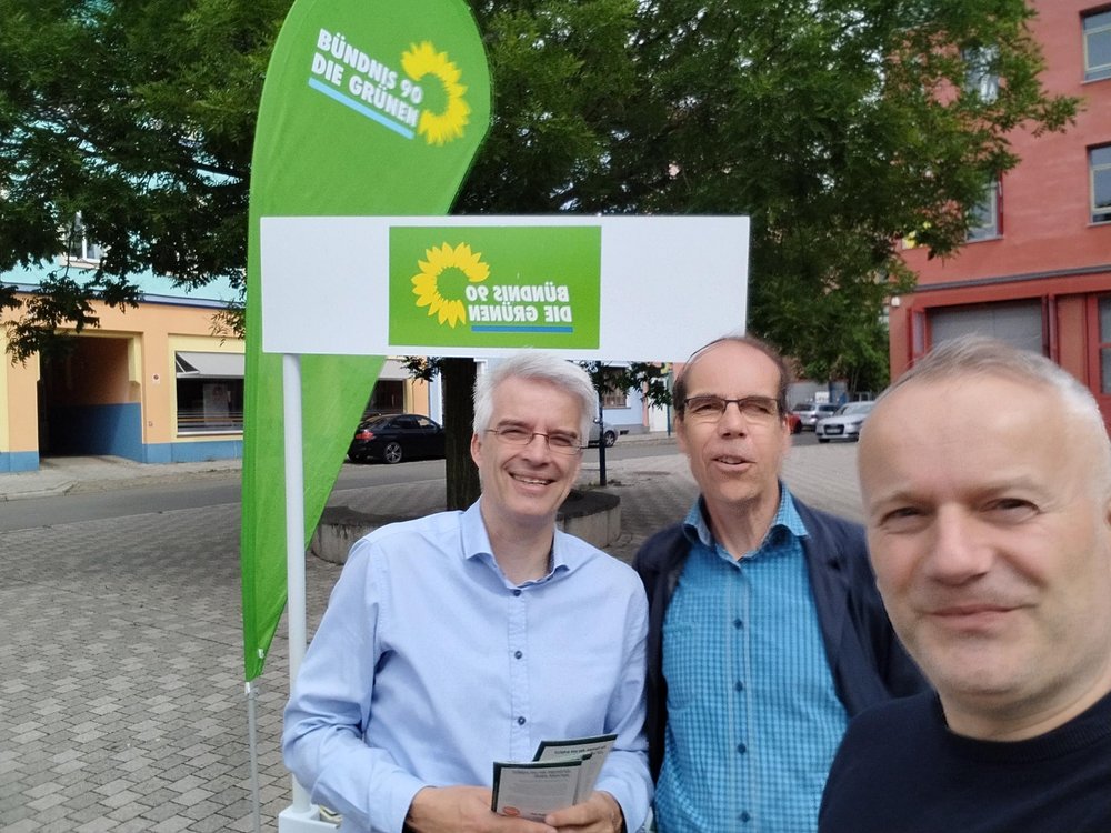 Olaf Meister mit Kollegen am Wahlkampfstand.