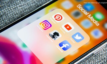 Smartphone-Display mit Social Media von Adem Ay auf unsplash