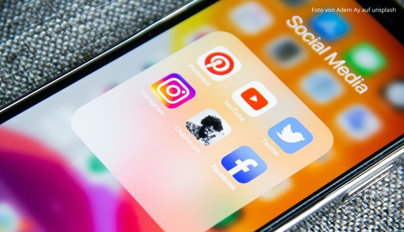 Smartphone-Display mit Social Media von Adem Ay auf unsplash