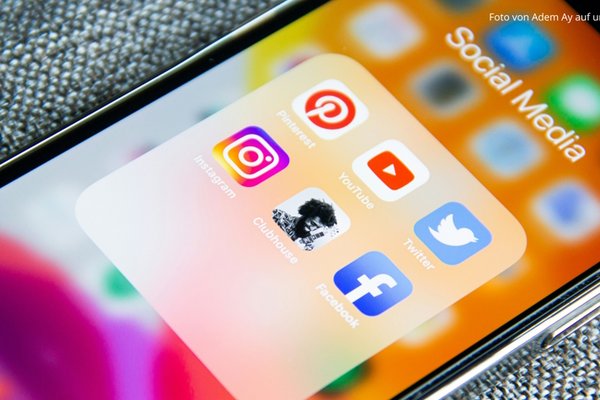 Smartphone-Display mit Social Media von Adem Ay auf unsplash