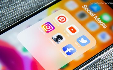 Smartphone-Display mit Social Media von Adem Ay auf unsplash